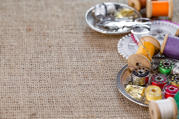 kolorowe nici i igły